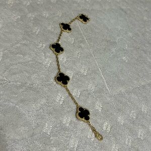 Gold Trefoil flower Bracelet VC